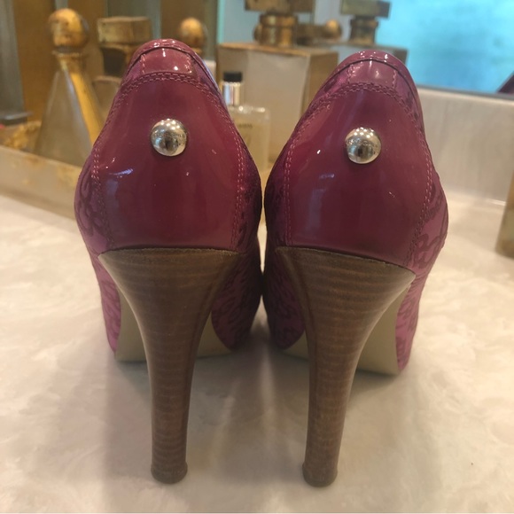 BCBG pink peep toe pumps with silver buckle on the toe, Size 7 - Picture 11 of 16